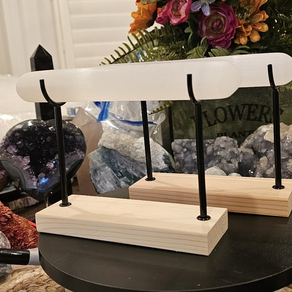 COPY - Selenite Bracelet Stand and cleanser 7.2" x 5.0" - Picture 3 of 5